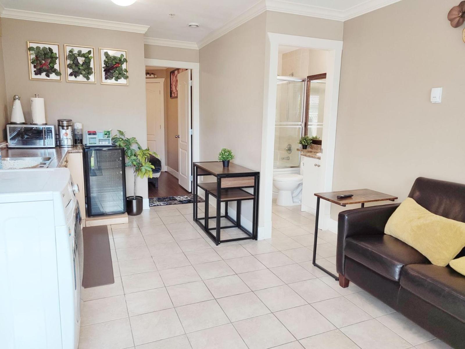 Private Suite W King Bed, Ground Level, Naturally Bright Vancouver Phòng bức ảnh